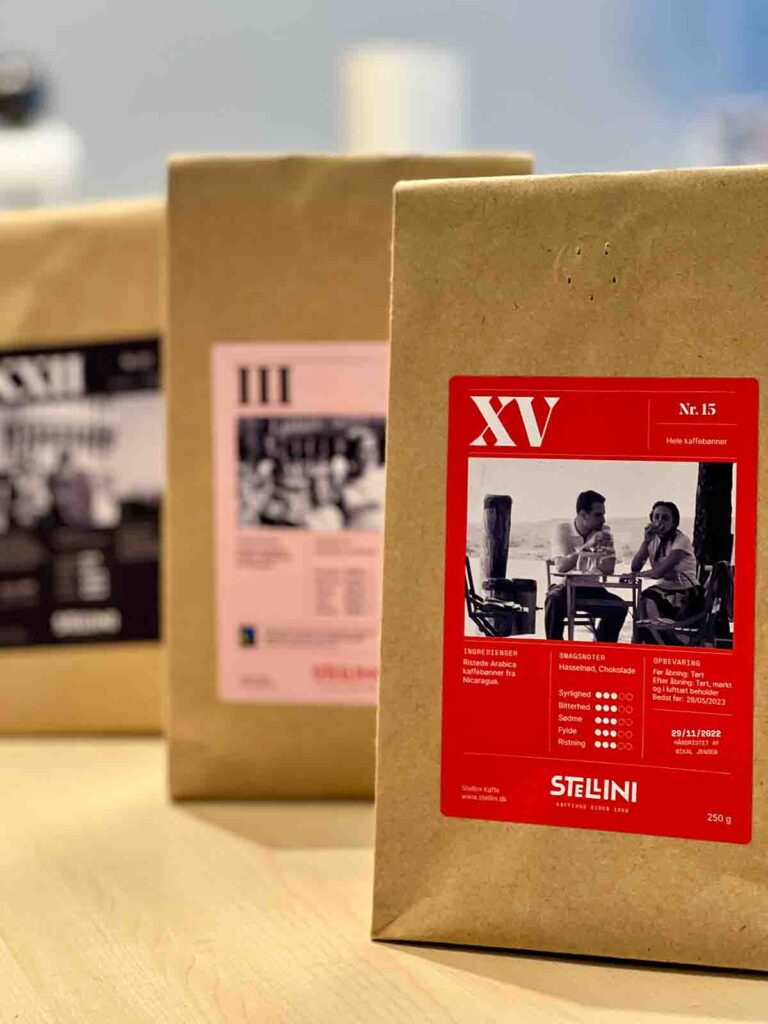 Etiketter i produktion. Print on demand til fødevarer. Her er det kaffeposer fra Stellini. 