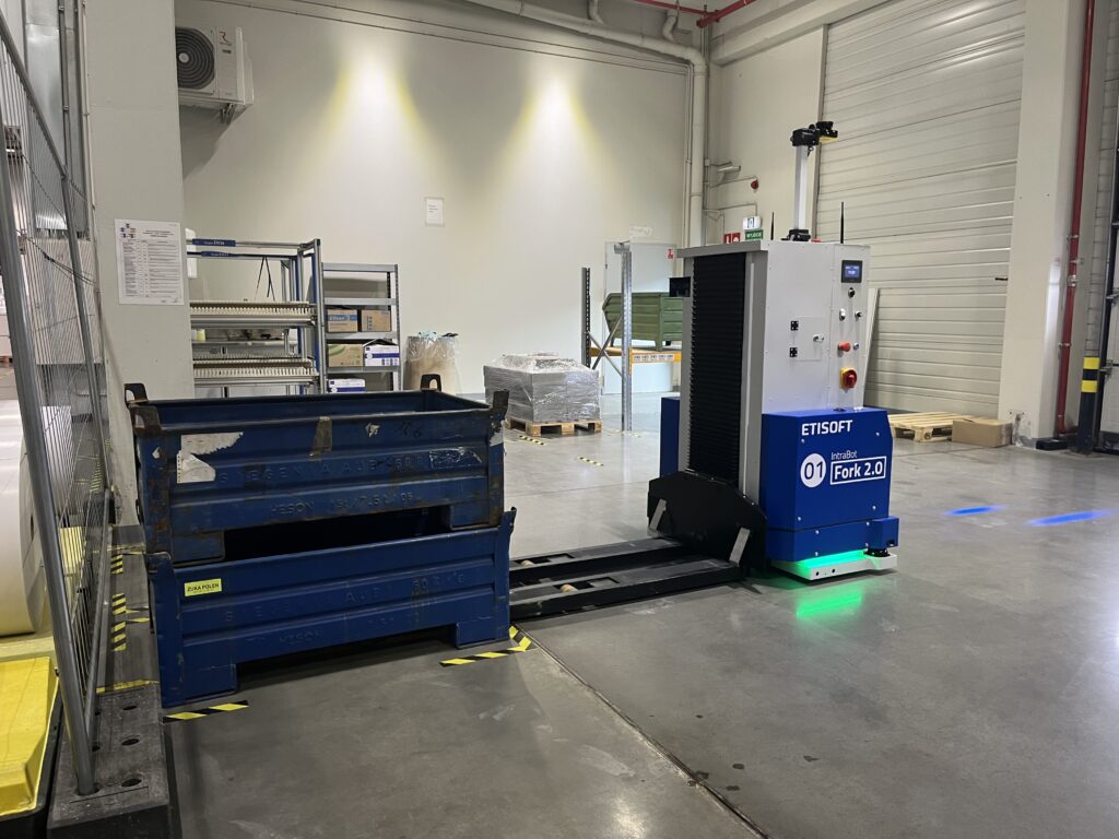 robot mobilny na magazynie Etisoft